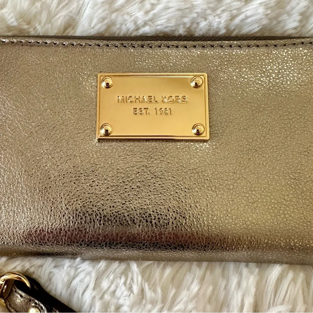 Michael Kors Women's Metallic Silver Multi Function Phone Case- Wristlet NWT